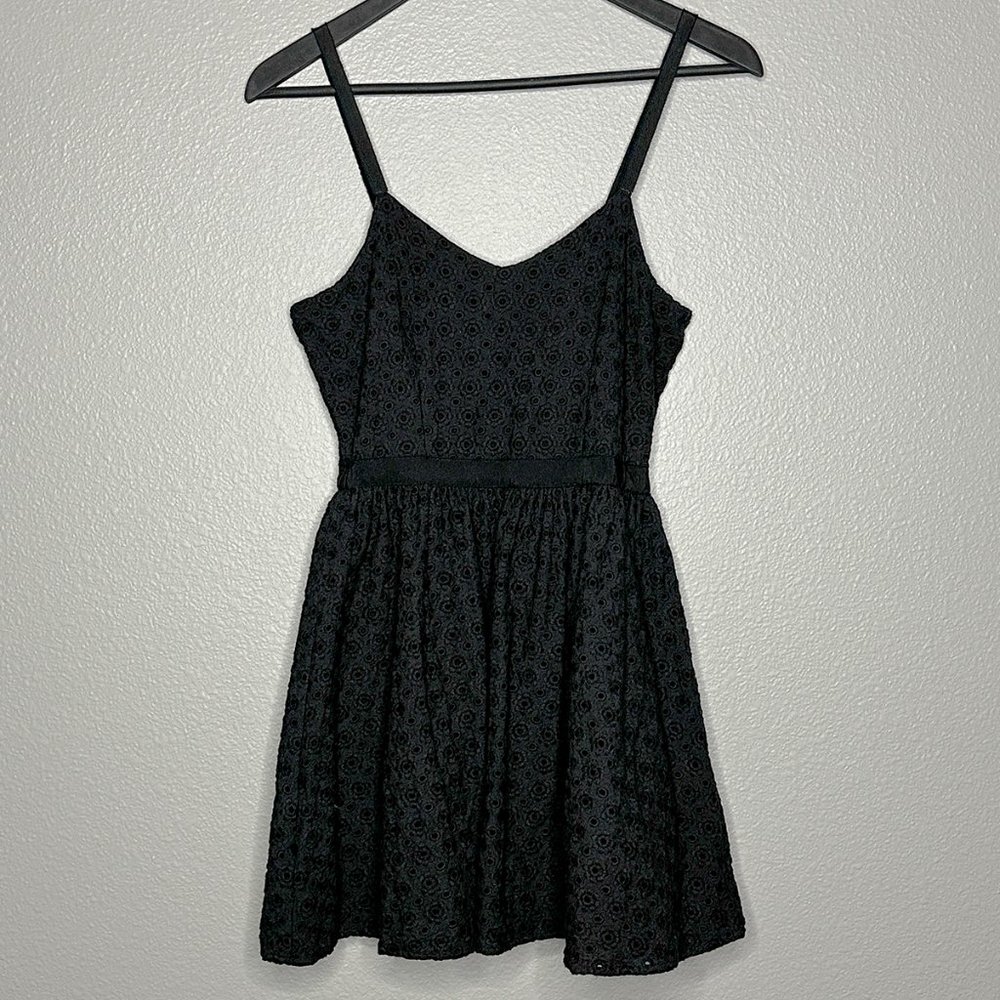 XXI Sleeveless Black Dress With Cut Out Circles and‎ Embroidery Size Small - Picture 2 of 11